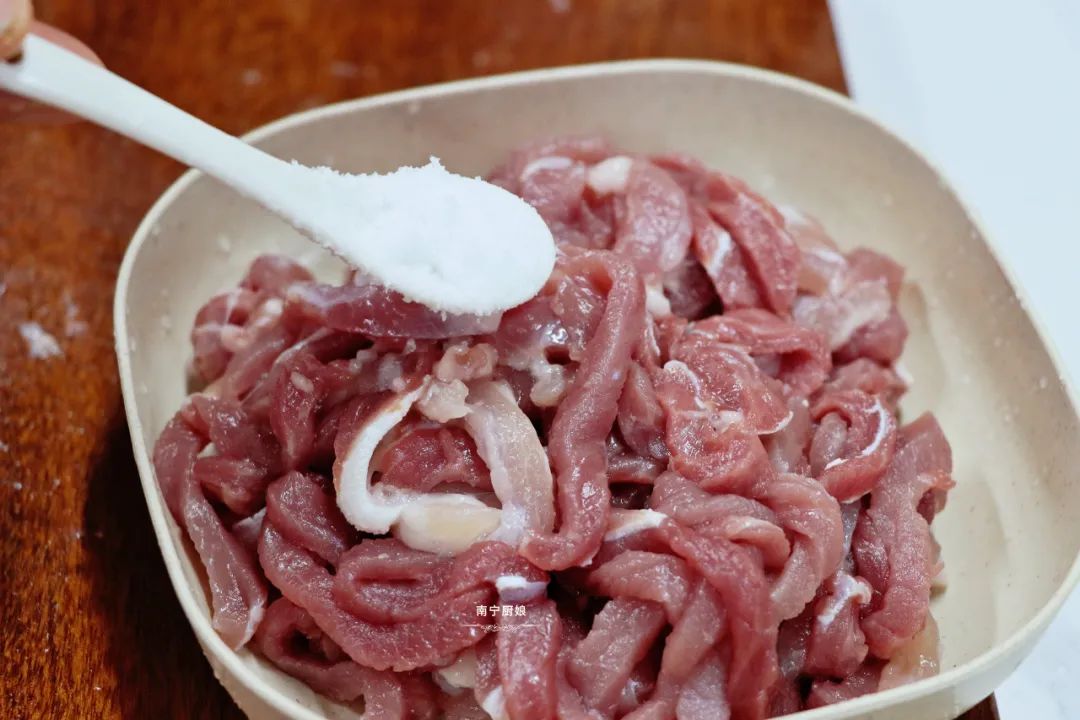 茭白除了和肉以外还和什么炒好吃,茭白炒五花肉茭白需不需要烫一下