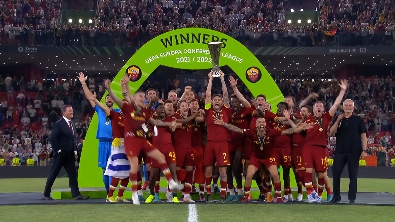 罗马95年队史首冠！穆里尼奥伸5指庆祝，球迷：这是打曼联脸