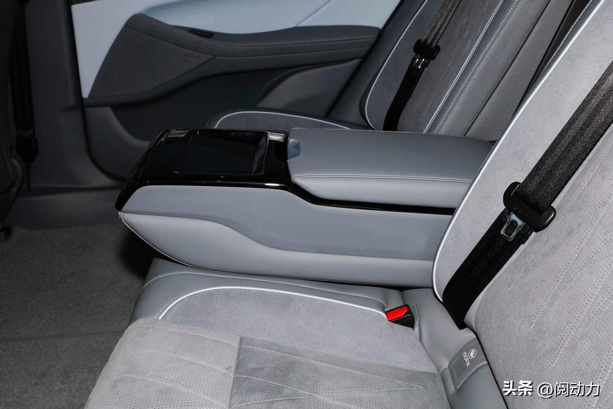 同为宝藏车型，岚图追光与极氪001，谁更适合年轻夫妻？