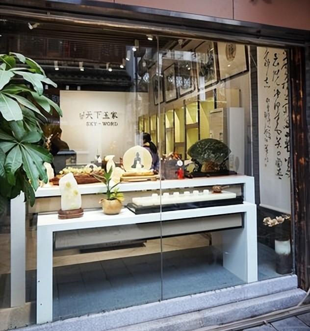 一名男子在海鲜市场买海螺，回家清理的时候发现包里有一个密封圈