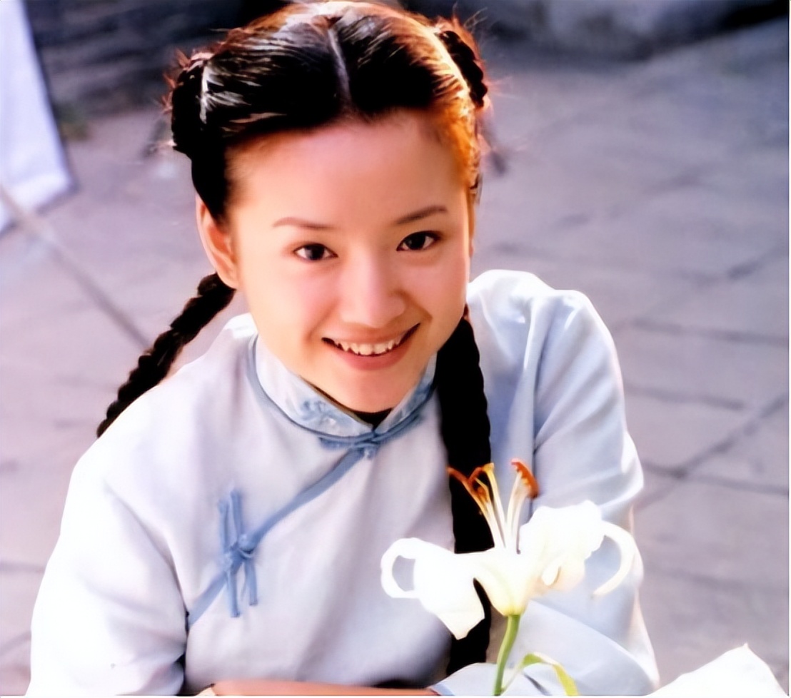 董洁身穿瑜伽裤亮相直播间,43岁董洁穿瑜伽服直播带货视频