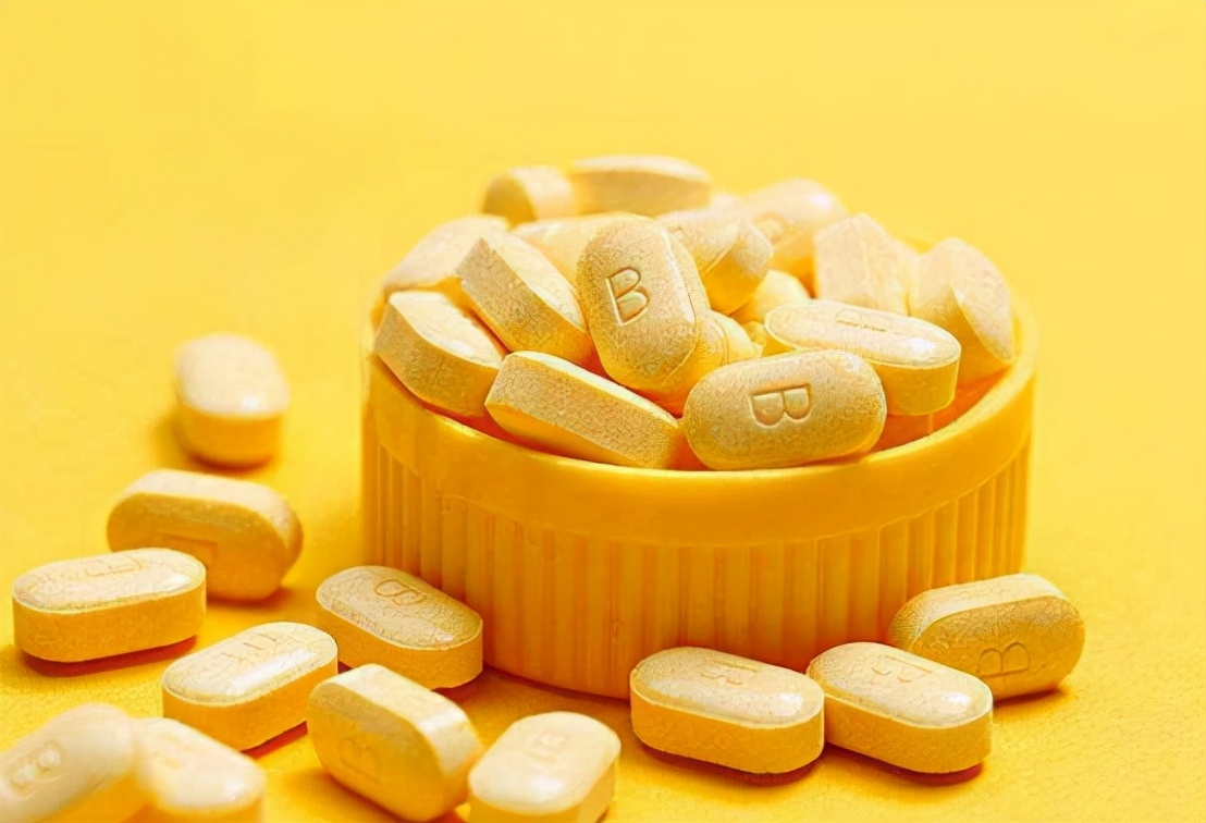 头发经常白发是因为什么,头发频繁出现白发怎么回事