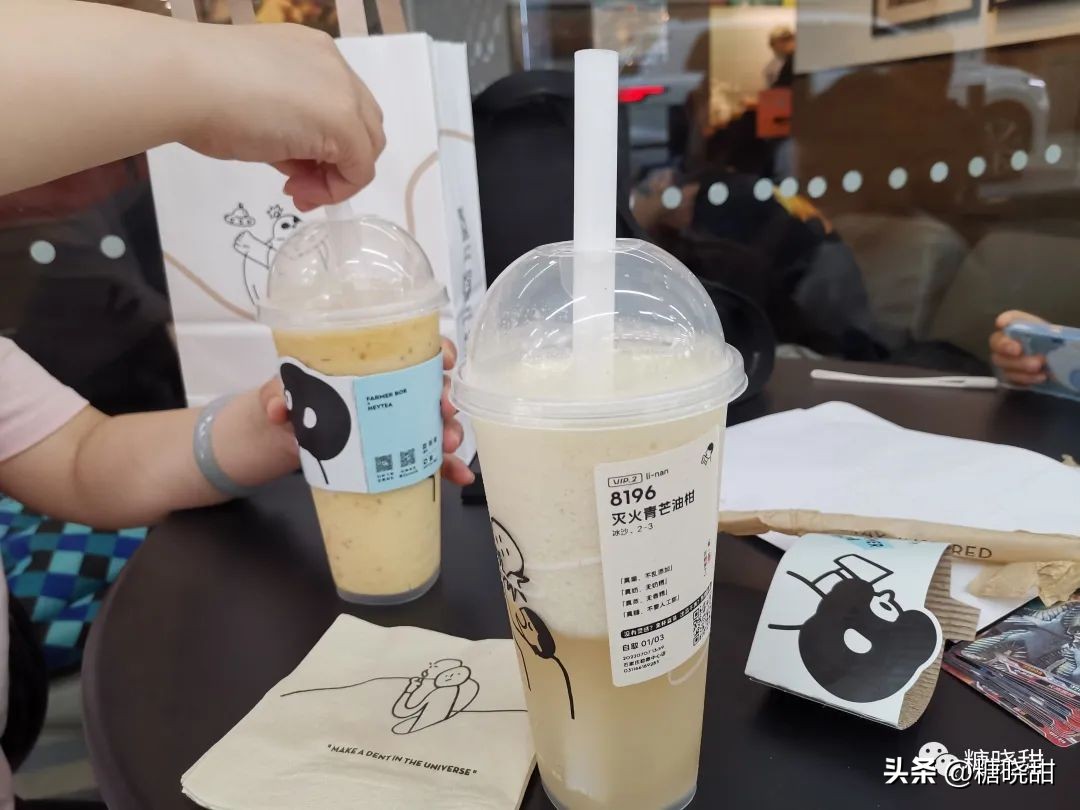 喝了十个品牌，三十款奶茶，终于找到了夏天的“解药”