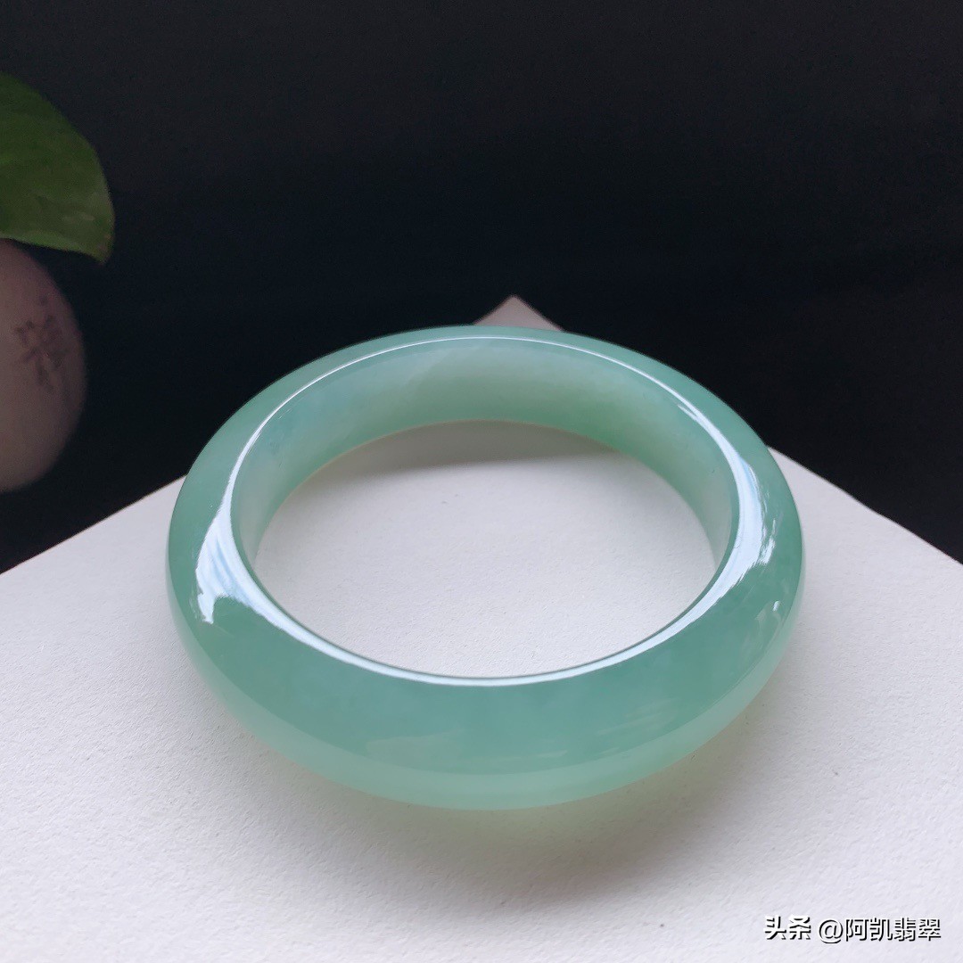 翡翠手镯怎么选才是最好的颜色,各种翡翠手镯的颜色寓意