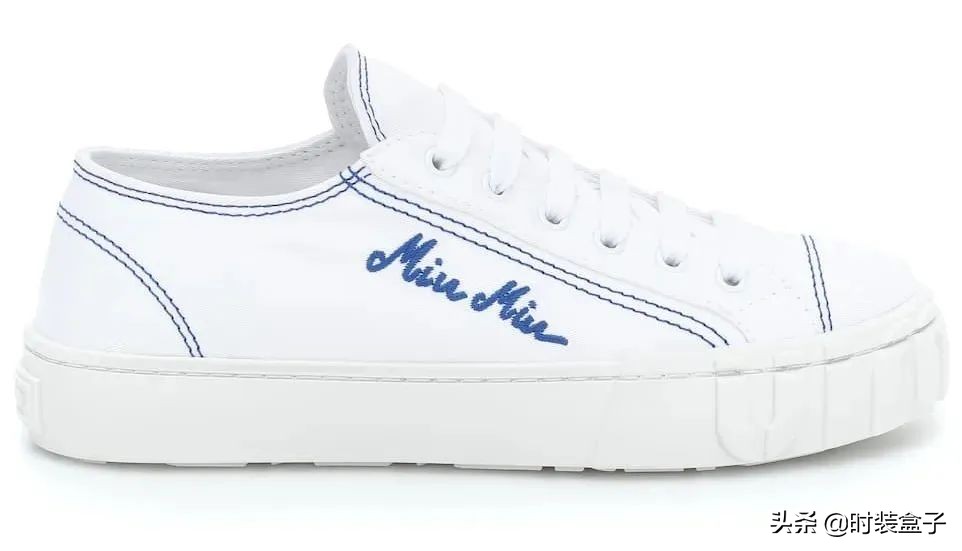 小白鞋是这几年的必备时尚单品,小白鞋时尚鞋