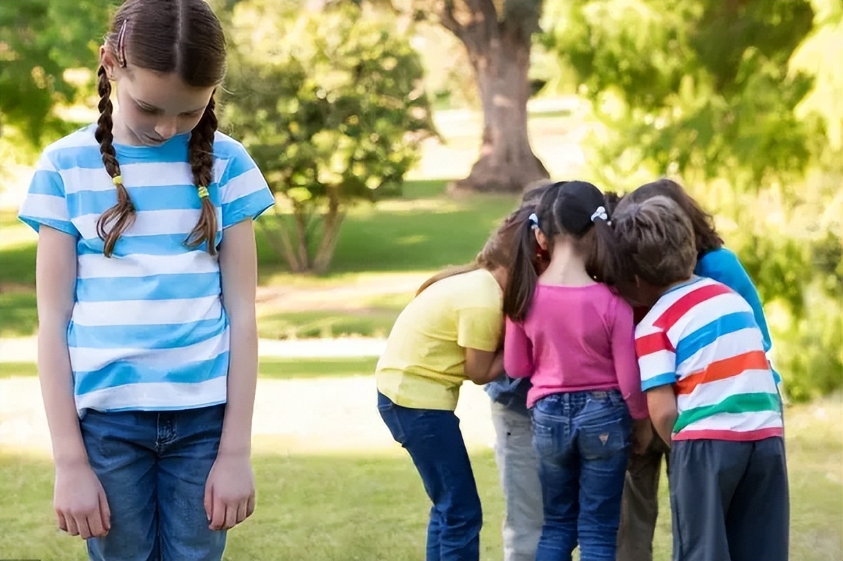 孩子被排挤妈妈要怎样引导他,小孩被排挤该如何教育