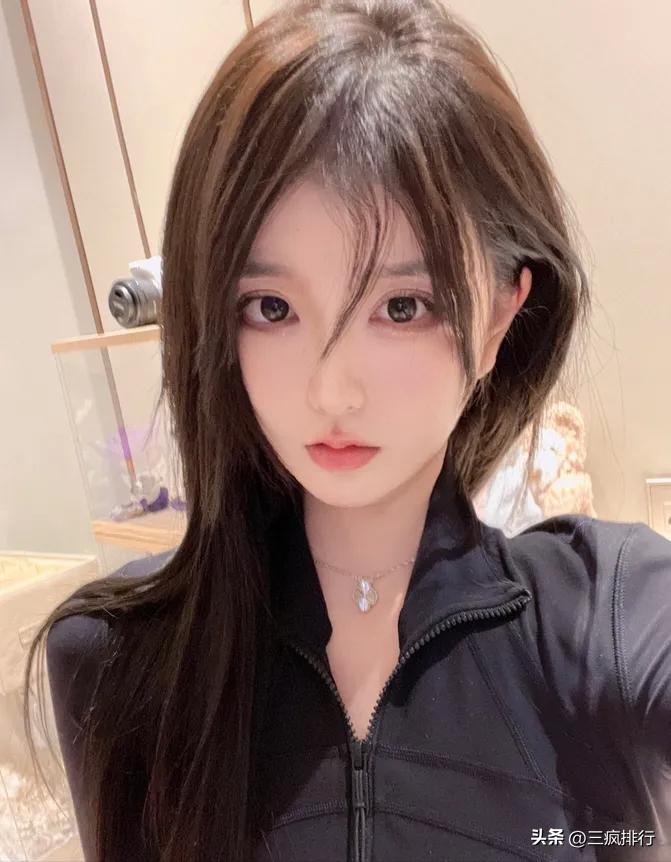 「商务陪酒小姐的秘密：我在大学期间靠陪酒赚了20万」