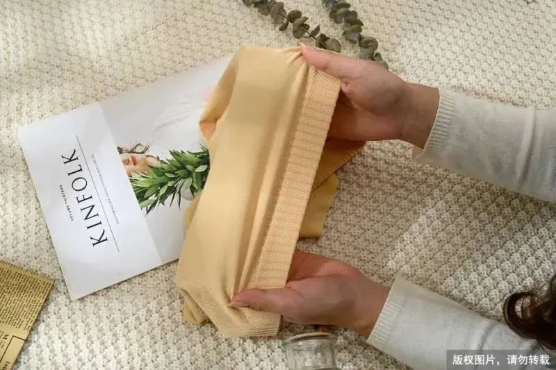 裤内有淡黄分泌物无异味,裤底有褐色分泌物