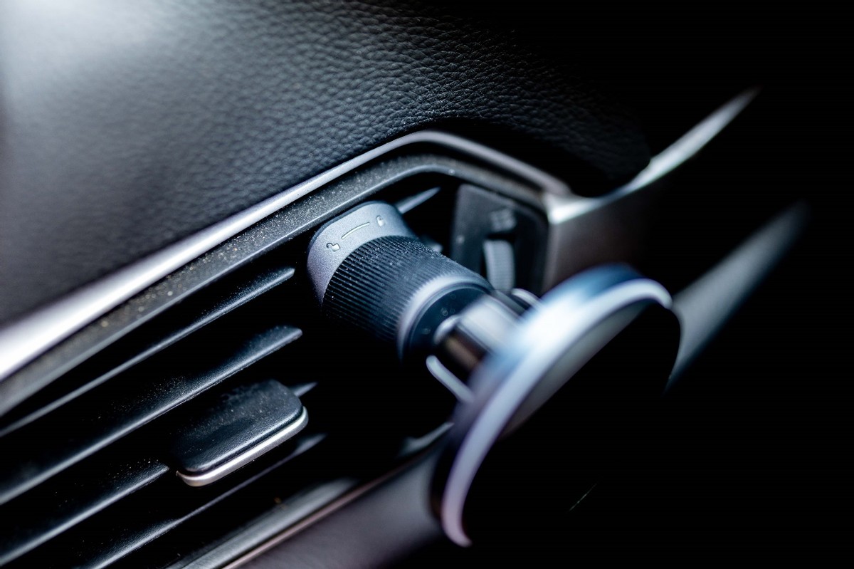 momax支架怎么样,车载磁吸手机支架最新款无线充电