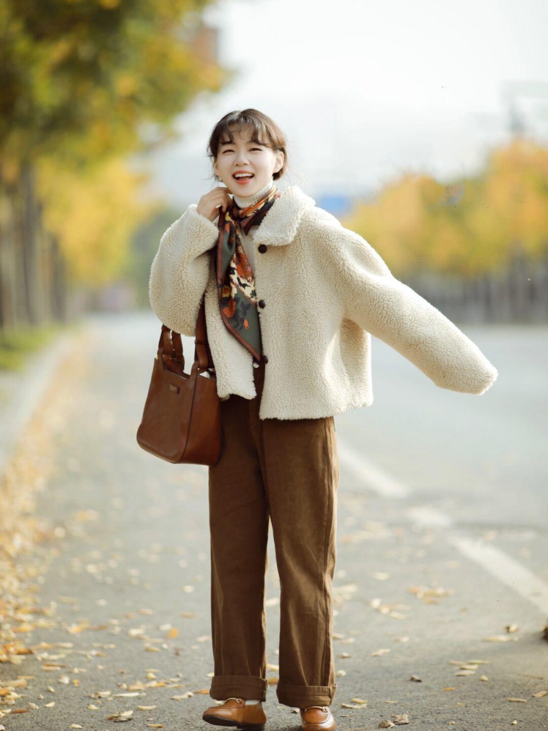 毛毛外套还流行吗,很流行的羊羔毛外套搭配