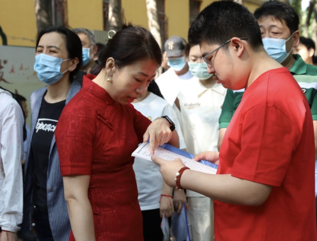 高考进行时这些画面令人动容,今天高考加油的图片