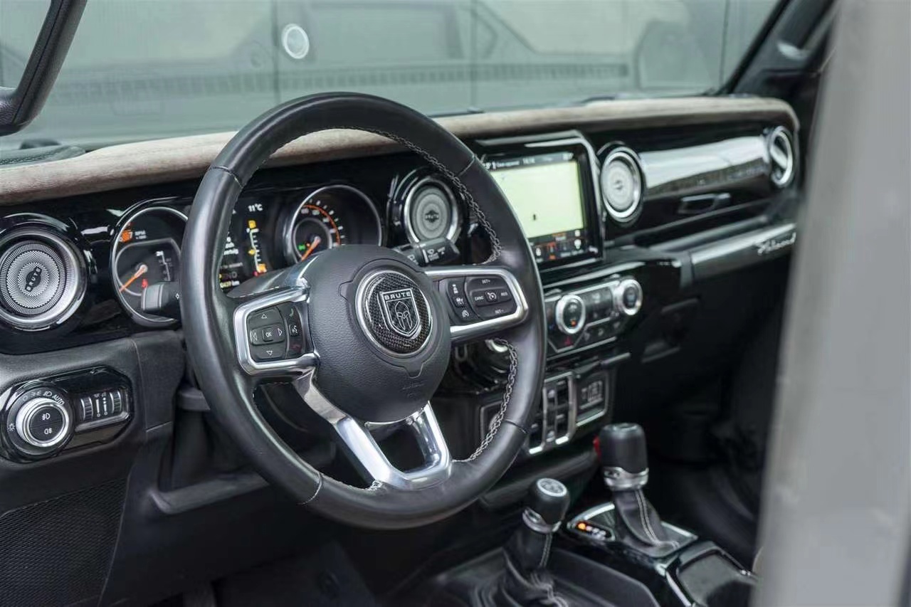 越野范更浓郁！新款jeep牧马人实拍，尺寸更大，6.4引擎+四驱