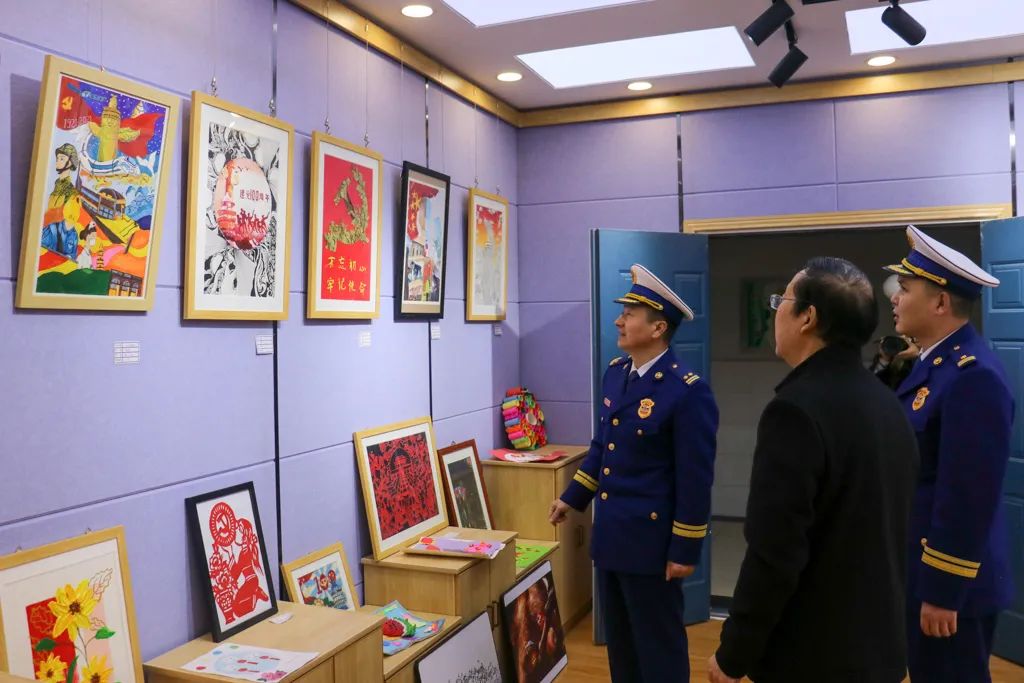 学习贯彻二十大蓝焰青年志愿行系列报道——支队联合市特教学校开展“火焰蓝”牵手“红领巾”一起学雷锋活动