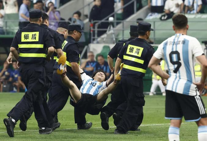 球迷冲进球场拥抱梅西的全过程,球迷冲进球场拥抱梅西人生圆满