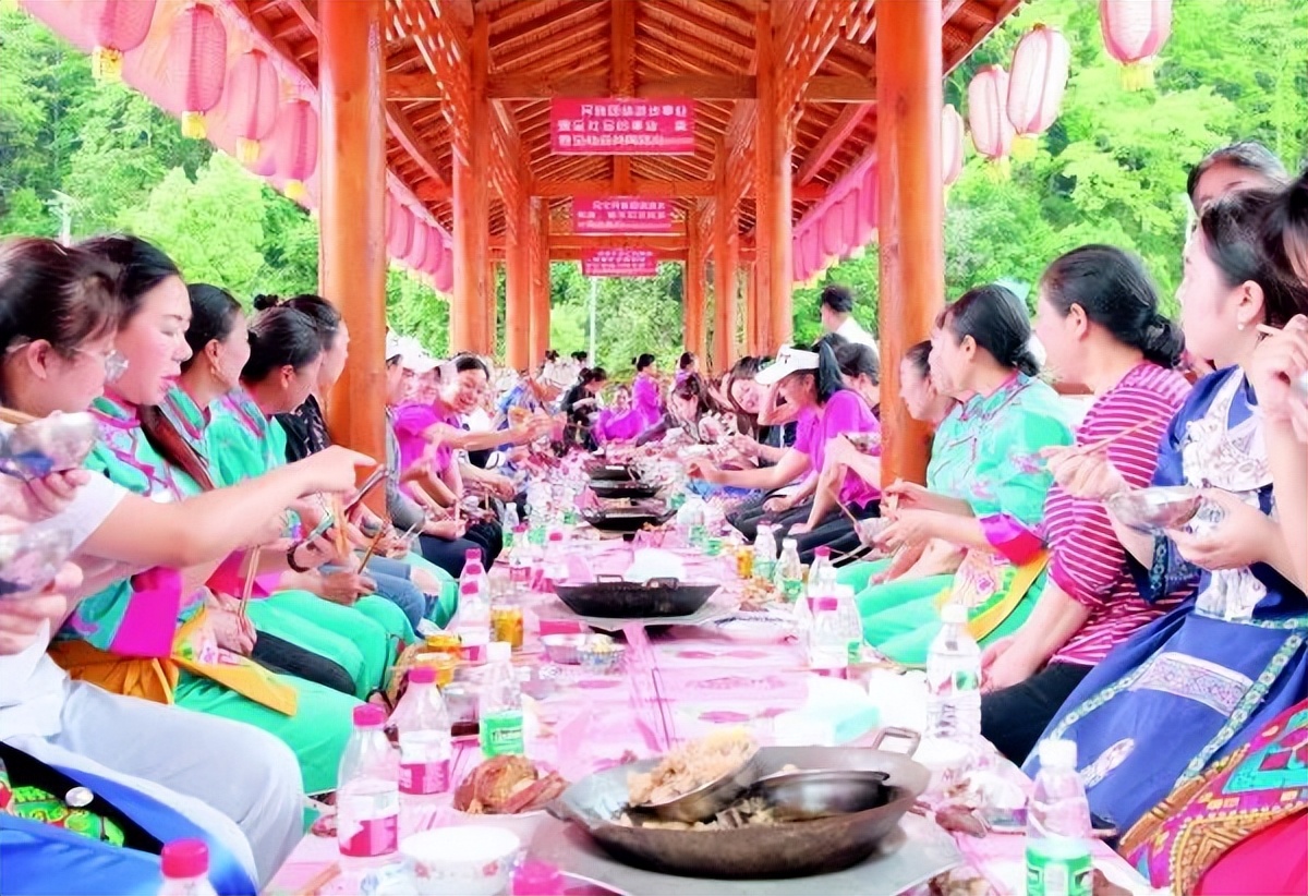 氛围感拉满游客打卡,三月三假期首日桂林街头人山人海