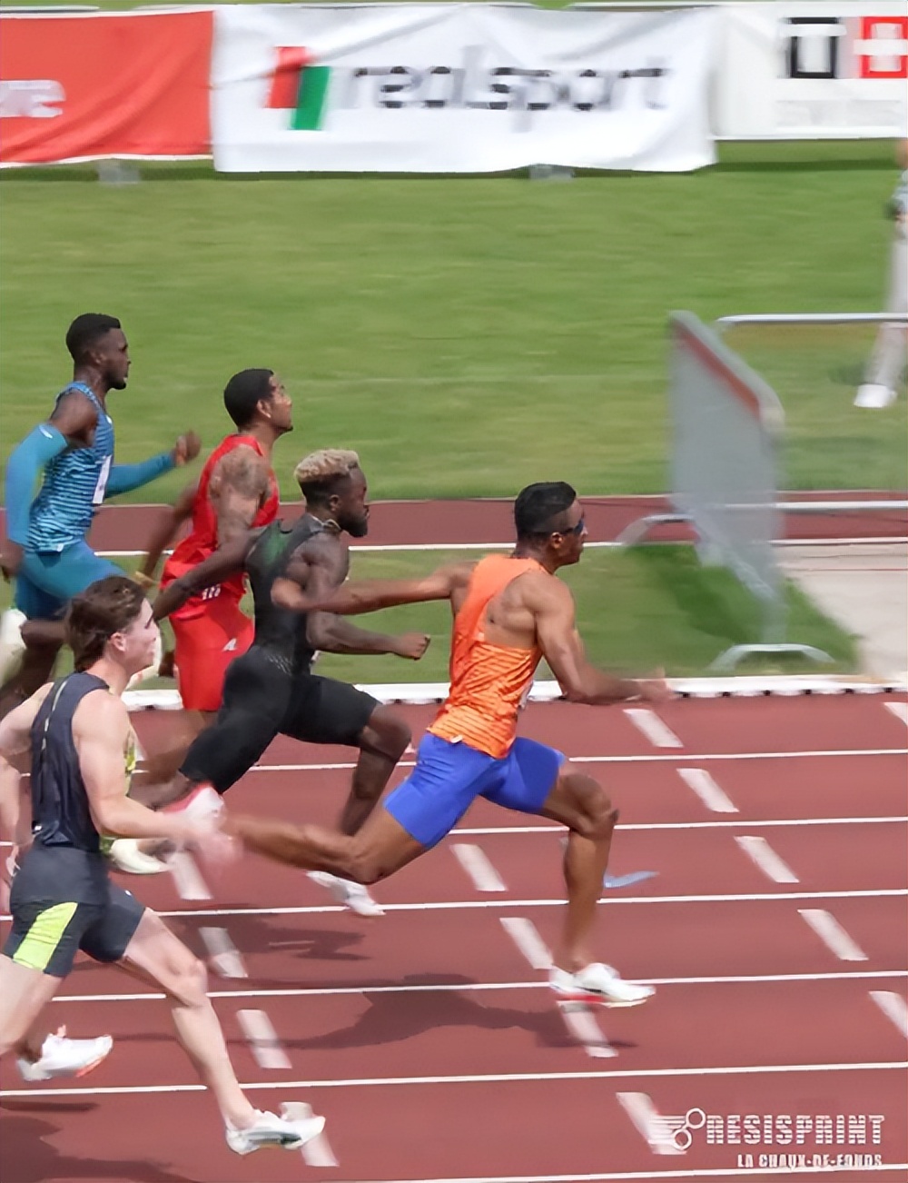 苏炳添破亚洲纪录100米9秒83,100米10秒17打破苏炳添青年纪录