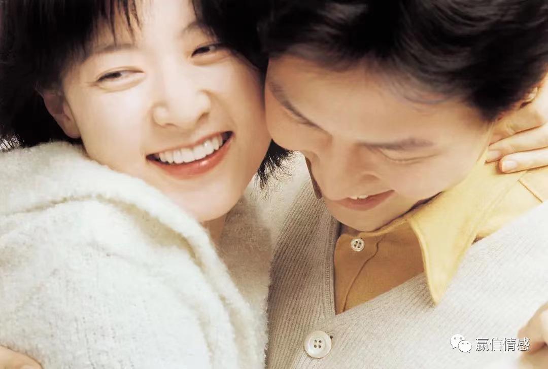 追女生送礼物要怎么说才合适,第一次送女友礼物送什么好