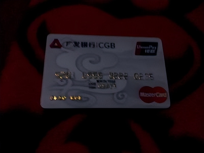 孩子被爸爸抽耳光差点掐死,叛逆女儿扇父亲耳光被母亲掐死