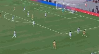 莱万两球拜仁客场6-2大逆转,莱万对战巴萨梅开二度