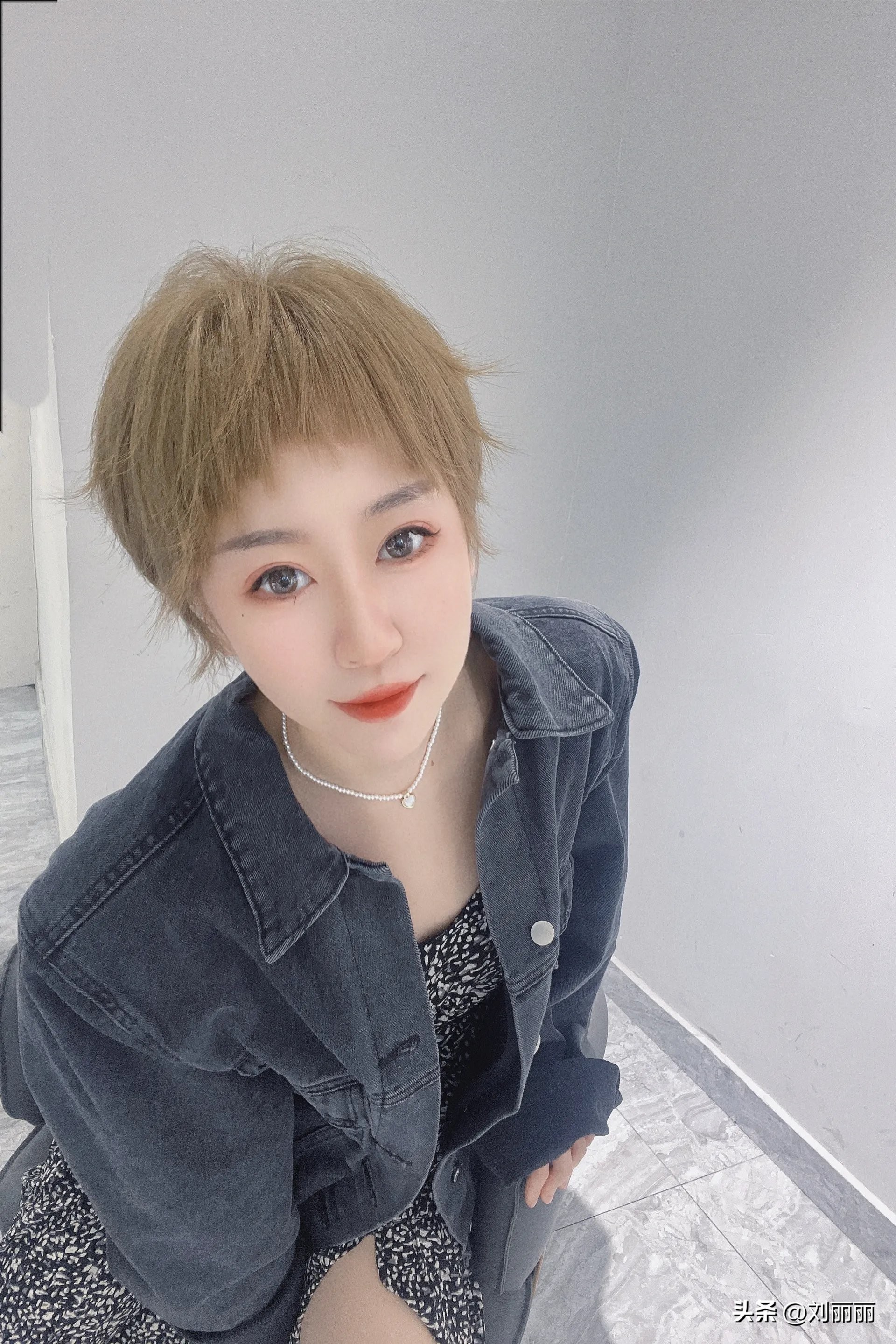 满头白发老年女性齐耳短发烫发,60岁妈妈白发短发最新发型