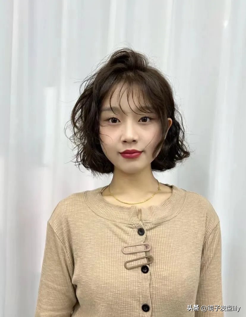 斜分发型中长发女,今年流行的女发造型