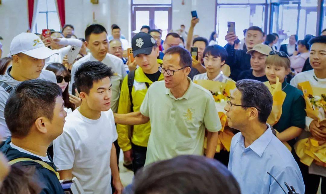 俞敏洪回应东方甄选自建app直播,东方甄选俞敏洪出现直播间