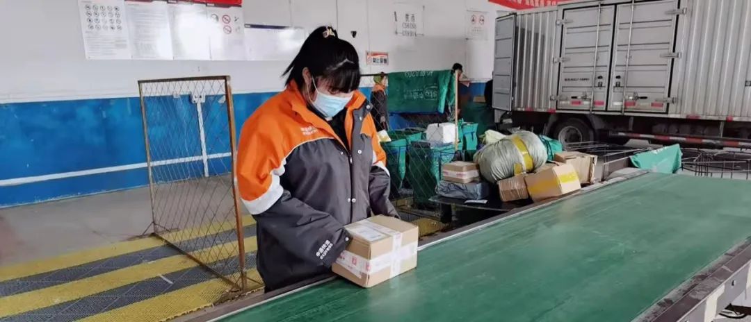 95后女大学生当上了快递员，干得还不错，为什么？
