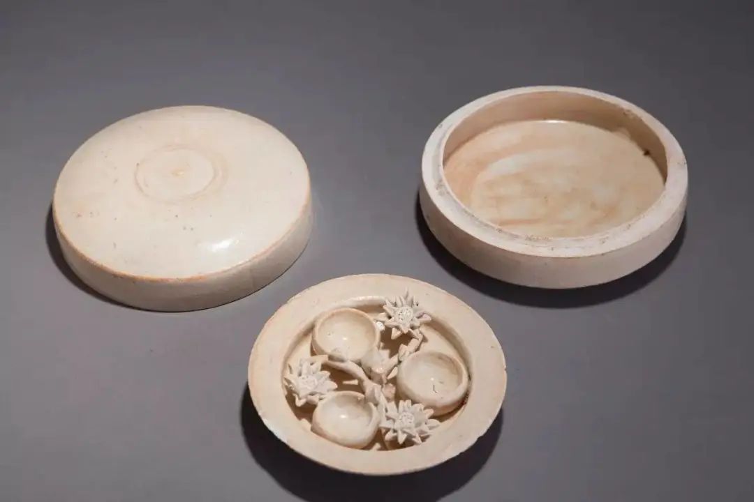 胡茬红唇，救命，代言化妆品的男明星太吓人了