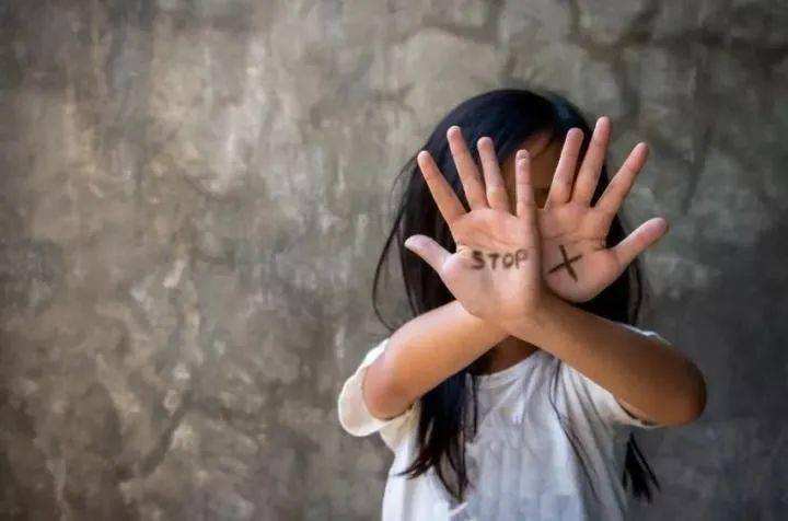 “妈，同桌经常摸我”，聪明宝妈智慧回应，帮助闺女远离“恶爪”