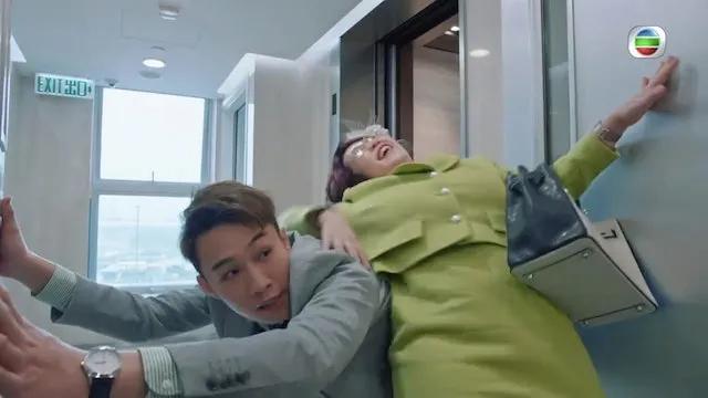 58岁亿万富婆带资入组，无人敢骂：风水大师都当上女主了...