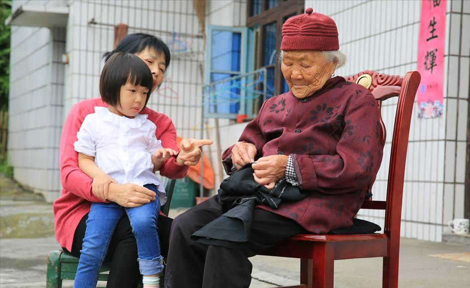 父母相继离世的姐弟,父母双双离世姐弟哭了