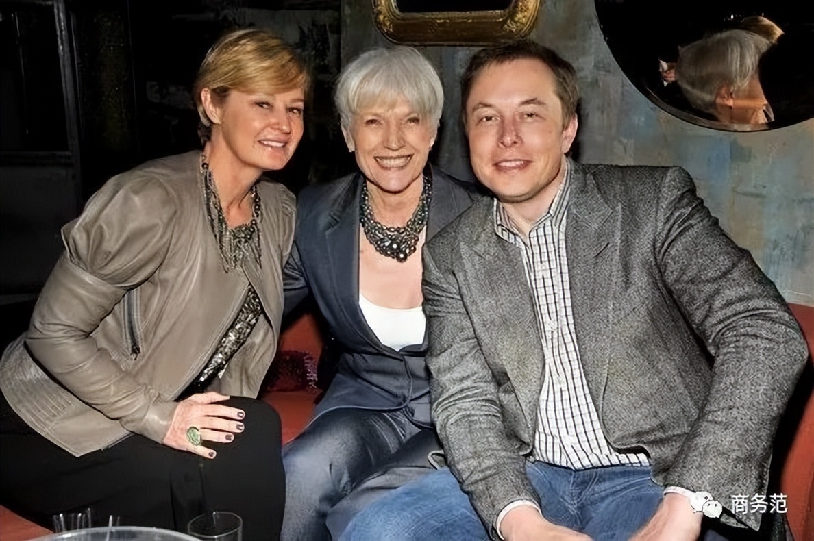 74岁马斯克妈妈来中国,穿国货超惊艳!为什么她越老越飒?