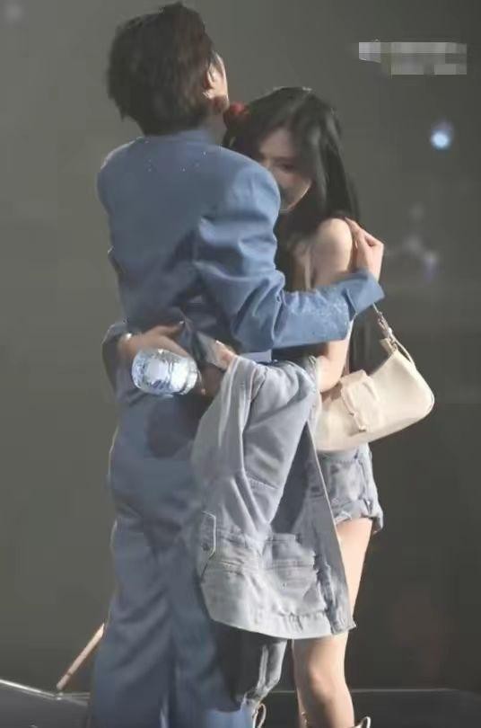 最新！C女士姓氏和年龄被曝出！蔡徐坤塌房，原来一切早有迹可循