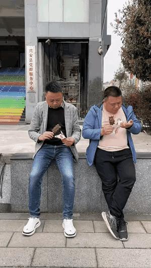 坐高铁遇到旁边老阿姨脱鞋,坐高铁遇到旁边阿姨脱鞋