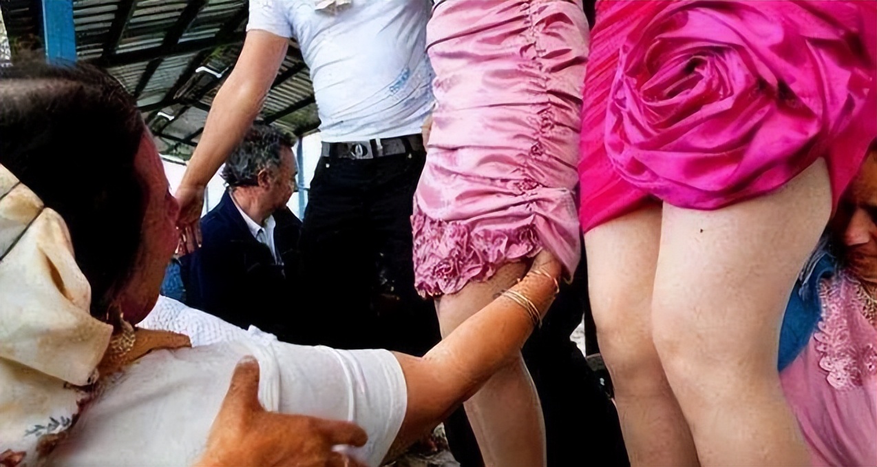 保加利亚明码标价的相亲大会,相亲女打扮时尚