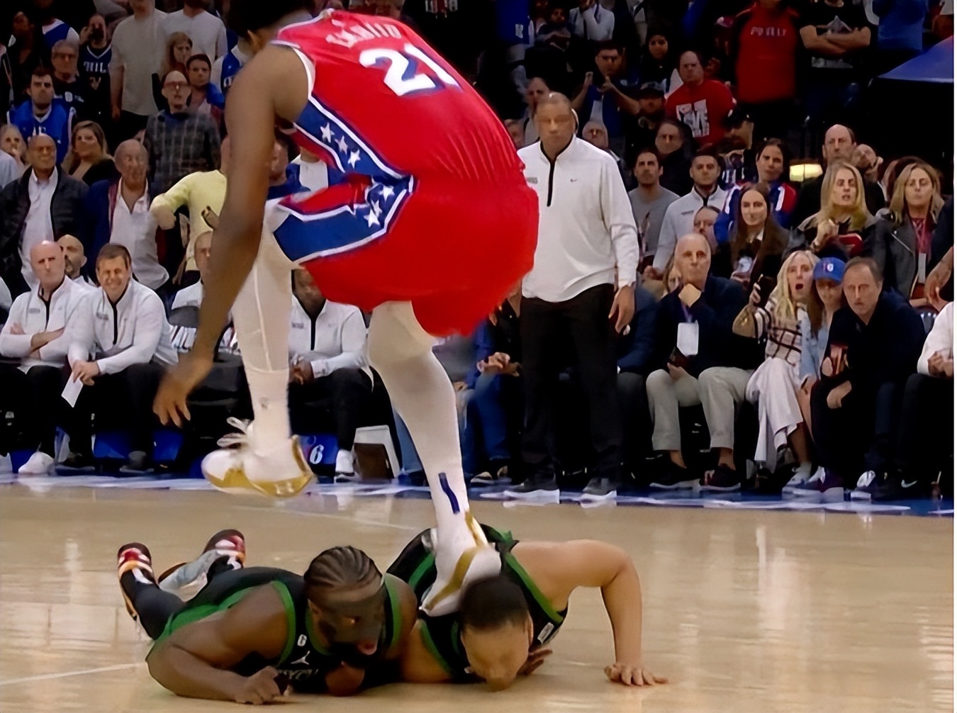 恩比德踩到格威布朗当时的心情,恩比德70分18篮板比赛回放