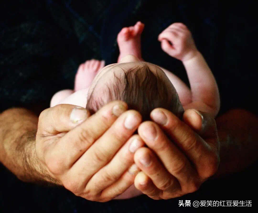 男子冒险违法携带101支孕妇血样出境，背后原因令人细思恐极！