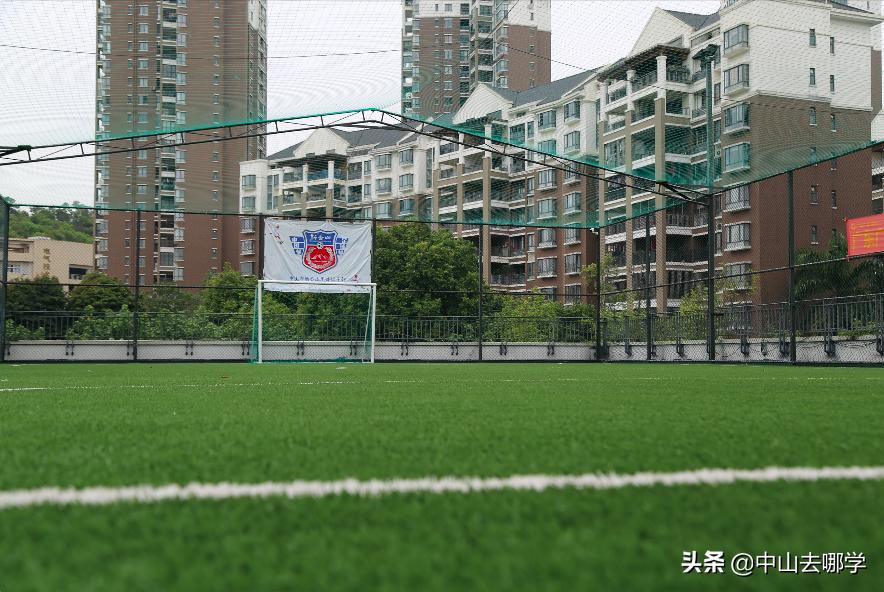 在室内足球场踢足球,在足球场里踢足球