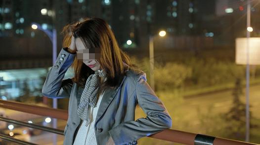 不还钱就再弄一次！女子欠房租被房东儿子*暴强**，拍下裸照逼还债