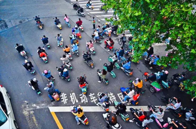 电动车电满了就是开不了怎么回事,电动车插电显示满电是哪里问题