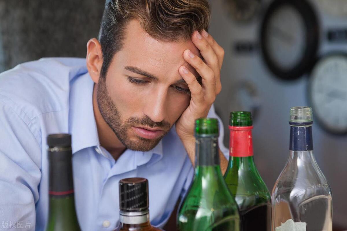 喝酒胰腺炎的早期症状表现,喝酒引发胰腺炎的症状