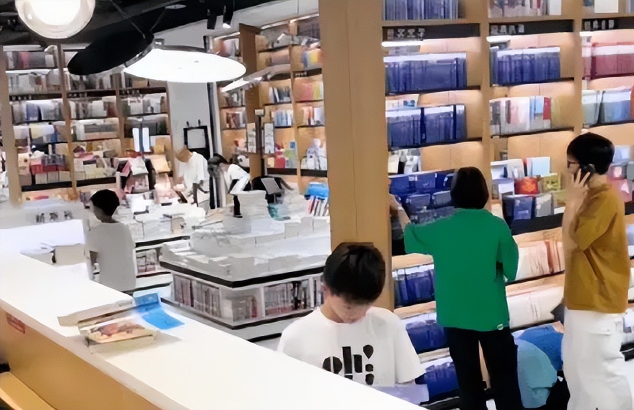 小学生暑期攻陷“胖东来”，抢座画面很震撼，三个问题却叫人担忧