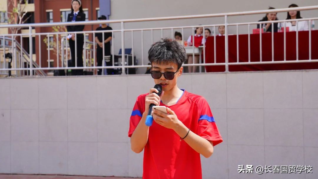 绿茵逐梦想拼搏向未来我校第一届“黄金杯”超级足球联赛圆满结束