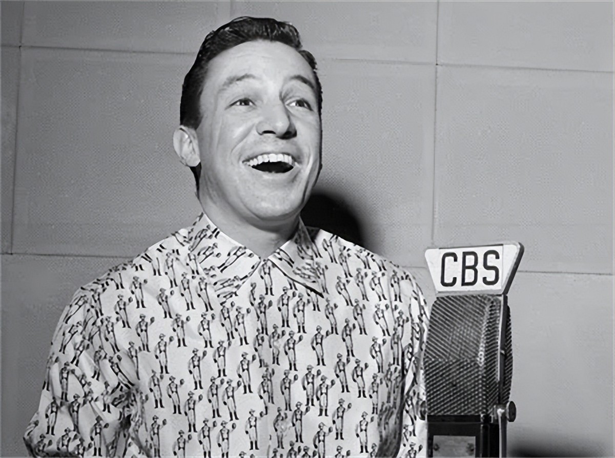 1986年，美国记者采访*小平邓**，看到他抽烟问道：能给我一支吗？