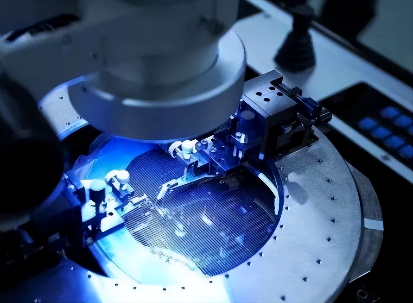 日本光刻机4500万，荷兰要价1亿美元还卖疯，为啥不能买日本的？