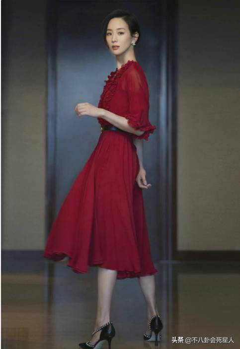 51岁钟丽缇玩冲浪晒好身材,钟丽缇出席活动力压柳岩