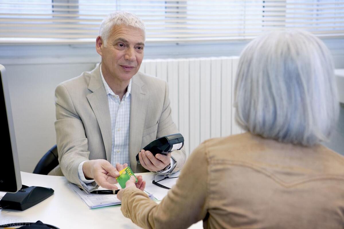 给没社保50岁老人买什么保险,50岁女性怎么买养老保险最划算