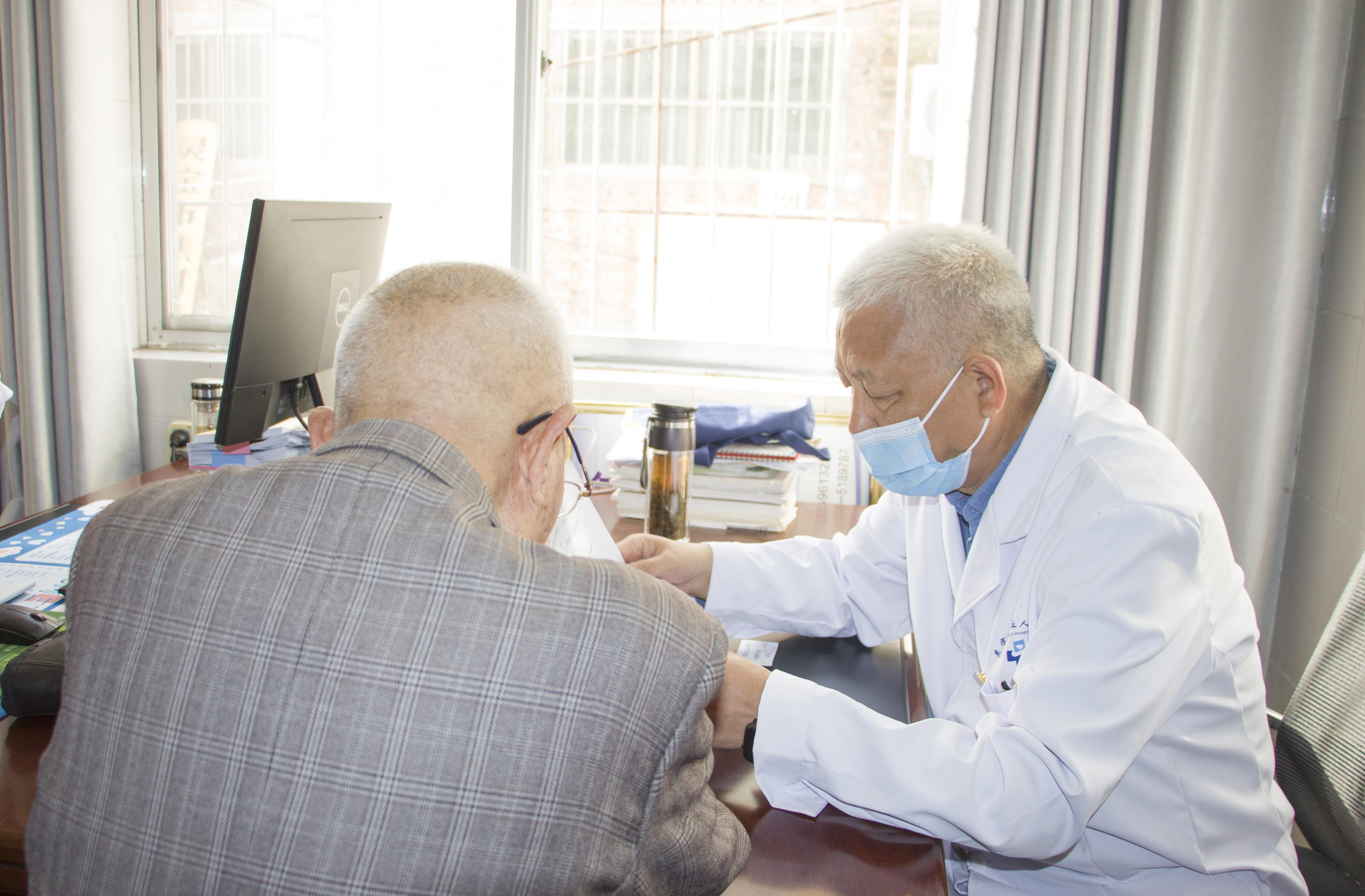 郑大二附院心血管外科专家赵根尚教授，河南荣康医院精神科专家任朝晖教授到灵宝市第五人民医院开展义诊活动