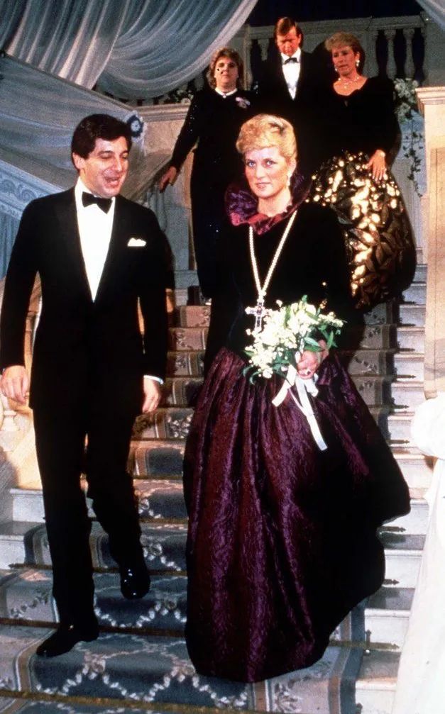 苏富比上拍戴妃紫水晶项链坠，竟然被卡戴珊抢到？她真的赚到了吗？