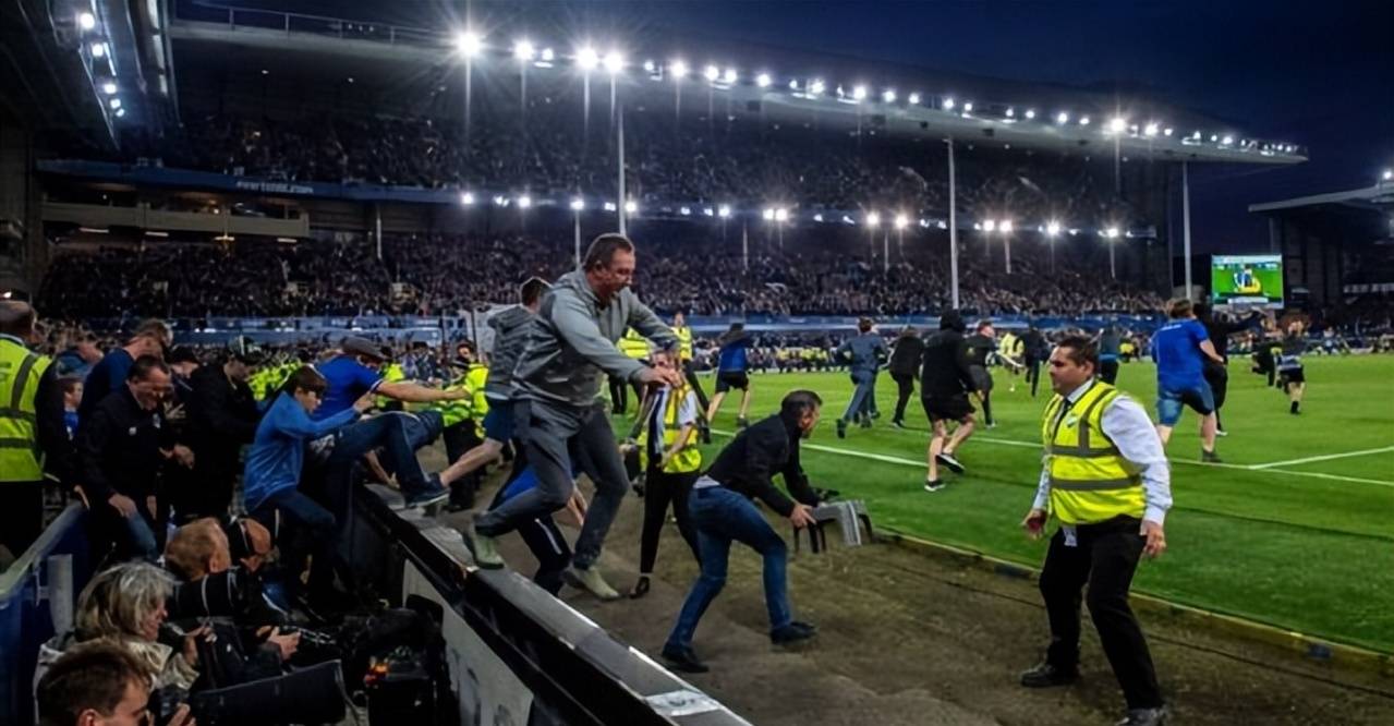 央媒评球迷冲进球场事件后续,盘点球迷冲进球场瞬间